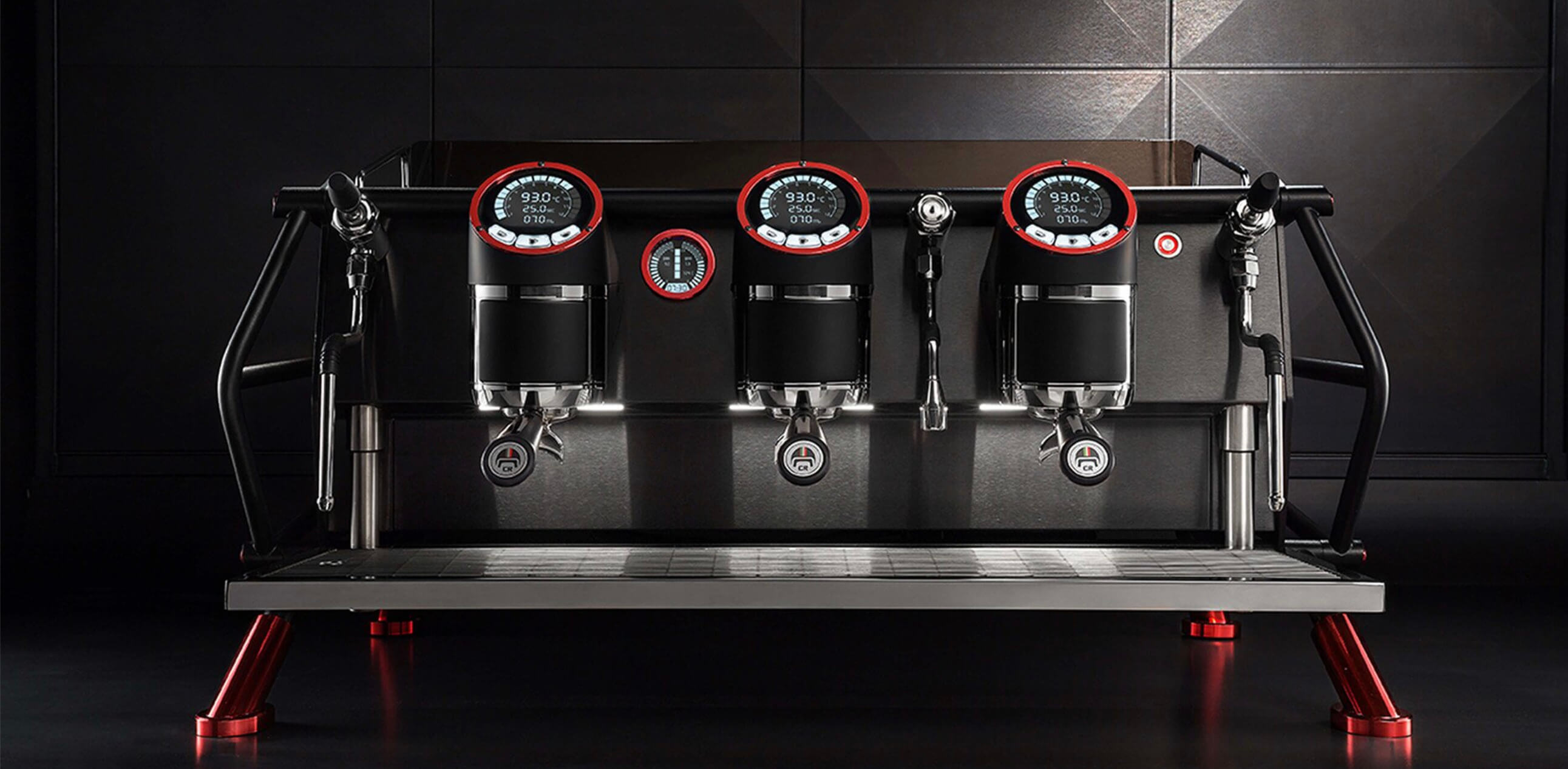 Profesionální kávovar Sanremo Café Racer v moderní kavárně